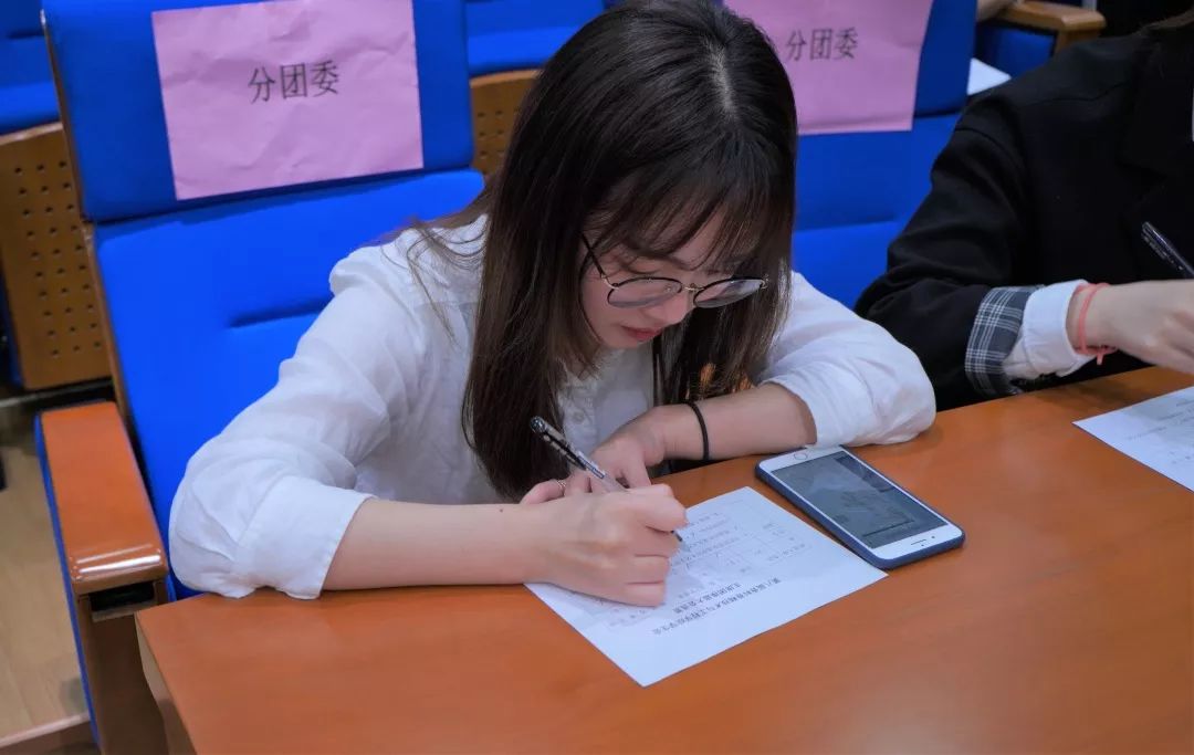 宣布选举情况最后宣布选举结果:汪依君,罗俊豪,吴蓉,董文妍四位同学