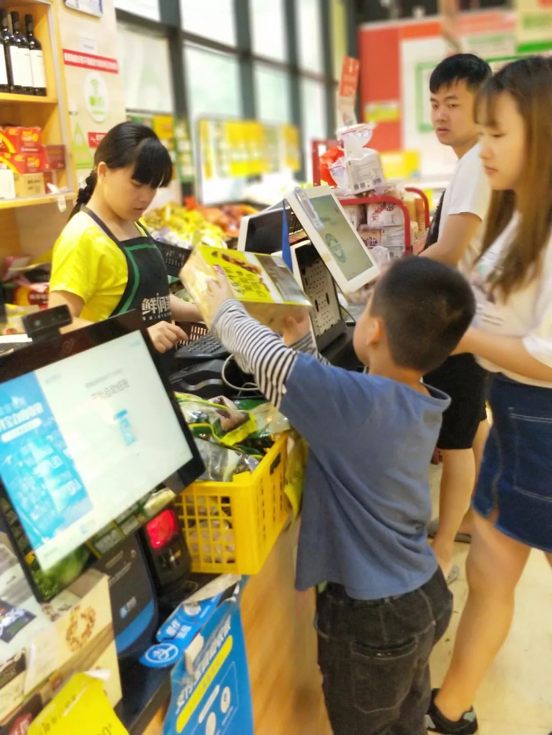 在商品没有价格标签的时候,该如何使用礼貌用语问收银员,懂得了超市里