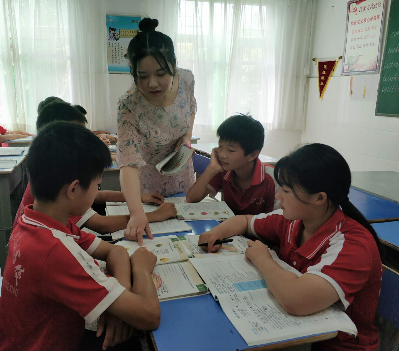 小学部:许晶钰任五年级英语老师,在学校加班加点辅导学生功课,已经