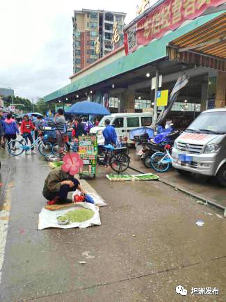 坦洲市场乱扔垃圾杂物(左),十四村冲尾市场流动摊贩(右)