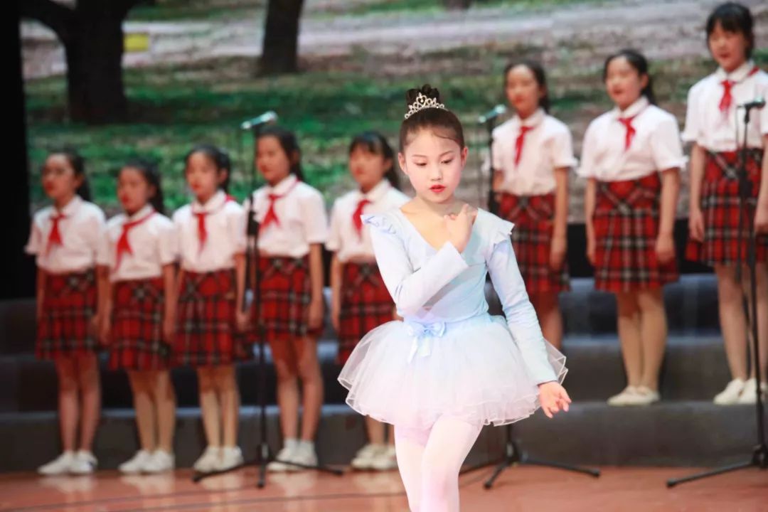 八叉巷小学 本次汇演紧接地气,杜鹃花是镇江市花,敏成小学七色光民