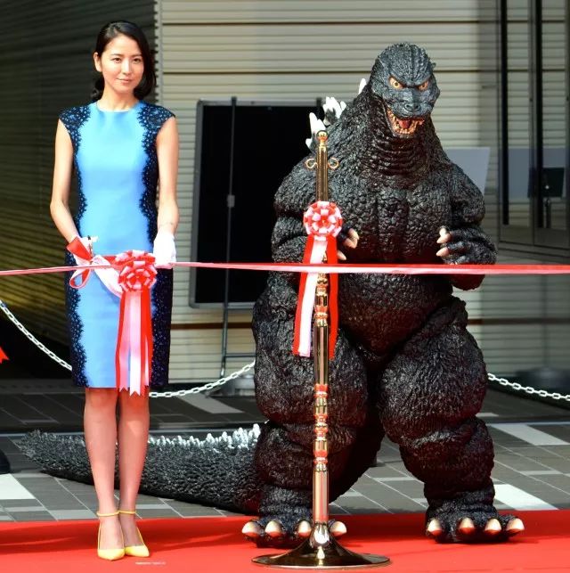 比怪兽激战更吸引人哥斯拉电影里的性感女神也太美