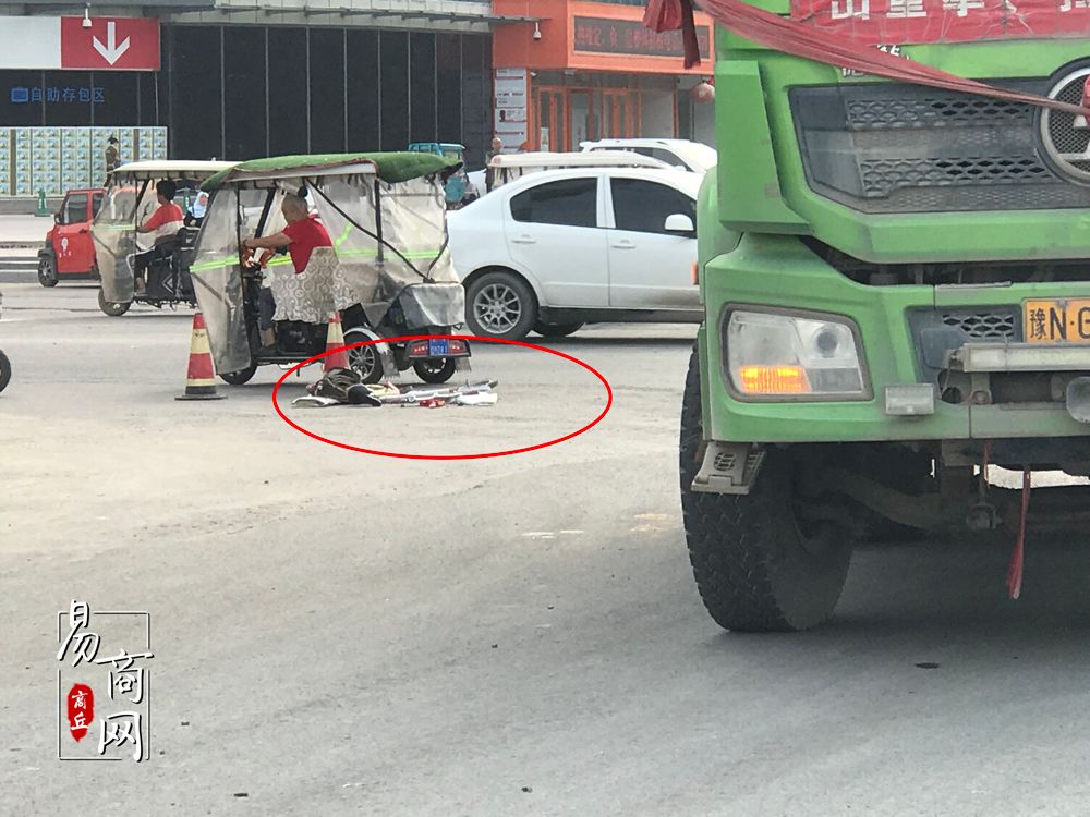 相距不远与昨日车祸地点渣土车事故再次发生今天早上再次发生严重车祸