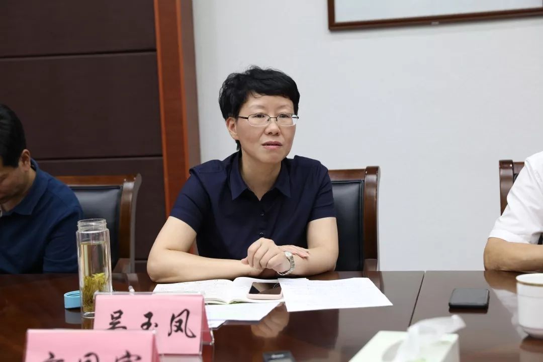 吴玉凤在人大代表联络站联系基层代表和人民群众时强调办实办好群众