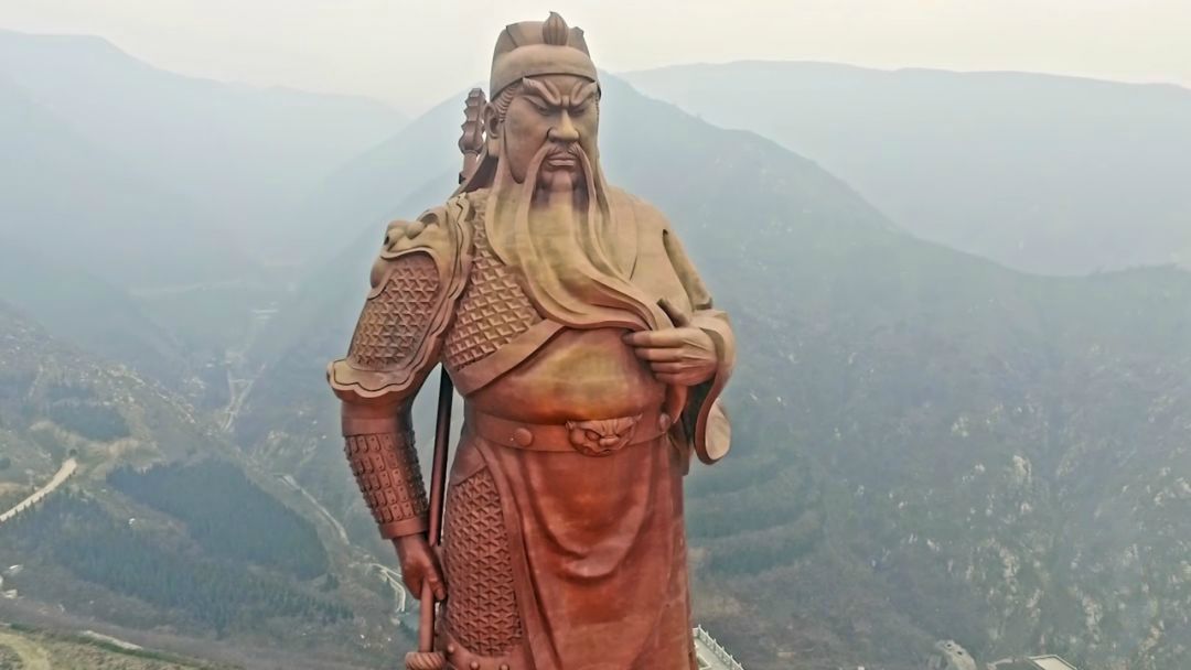 有世界最高,最大的铜铸关公圣像位于"汉城"东边的山峰顶部关帝圣像