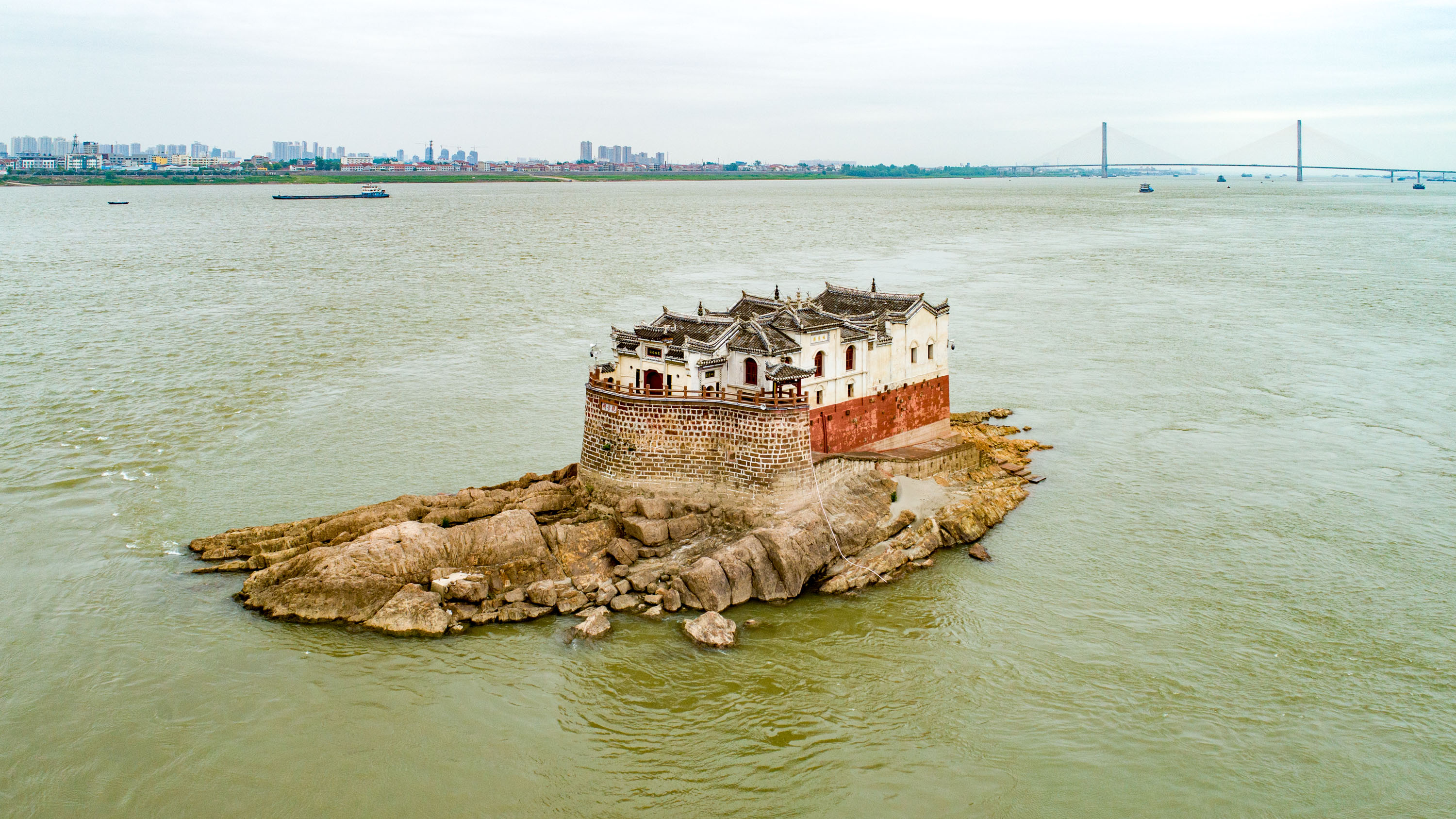 原创万里长江上唯一把两座城市隔开的建筑是漂浮了七百多年的观音阁