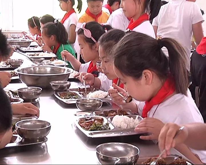 饭桌情景短剧，家庭中的温馨与故事