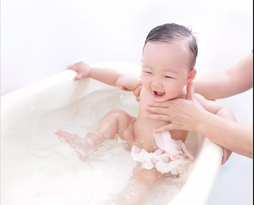 婴儿怎么清洗小便的地方 d71094a07dc54eaaac85b25fe4fcff61.jpeg
