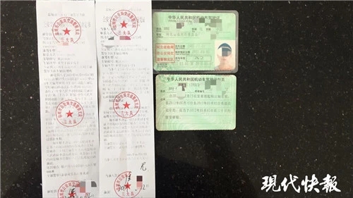 周某的罚单和驾驶证最终,周某因实施驾驶机动车违反道路交通信号灯