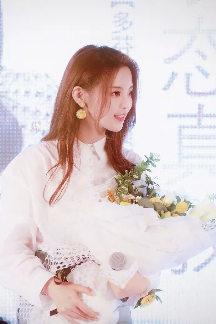 除了杨超越,还有谁敢在红毯上穿200块的淘宝