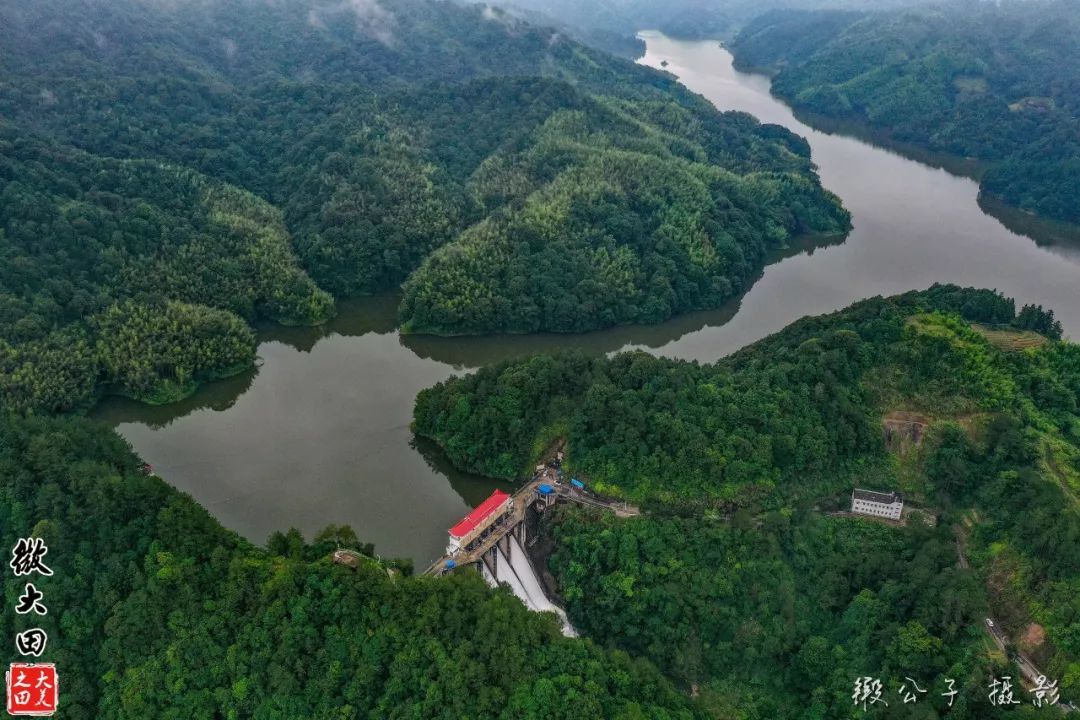 航拍福建大田坑口水库开闸泄洪壮观