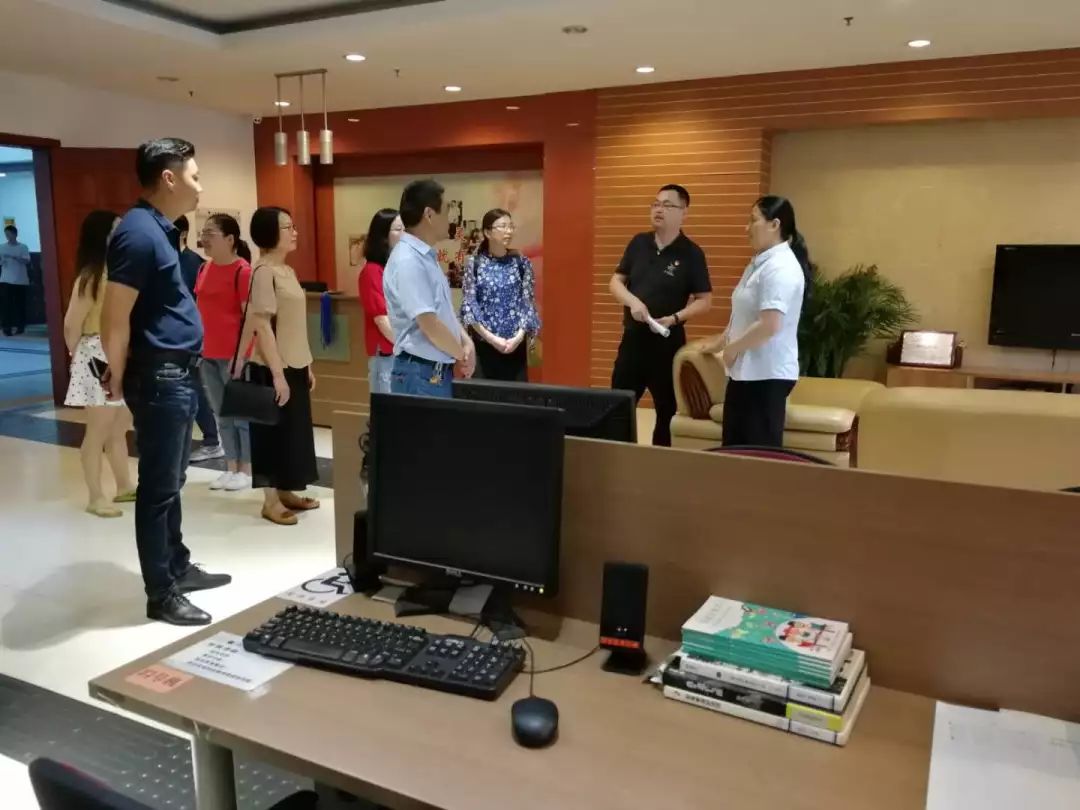 今天上午,惠山区图书馆全体员工利用半天闭馆时间,来到无锡市图书馆