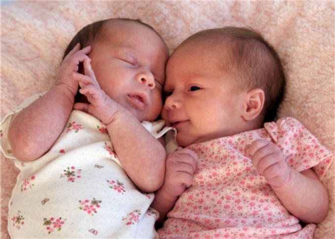 原創
            《雙胞胎睡眠聖經》解讀06：4月齡的雙胞胎睡眠特色 親子 第3張
