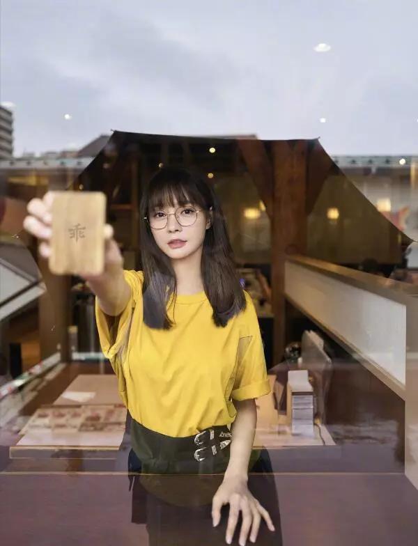沈梦辰庆30周岁生日造型俏皮可爱似少女一家三口团聚画风和谐
