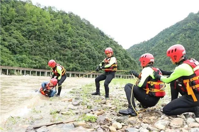 惊险丨滚滚激流如何脱困?看他们神操作!