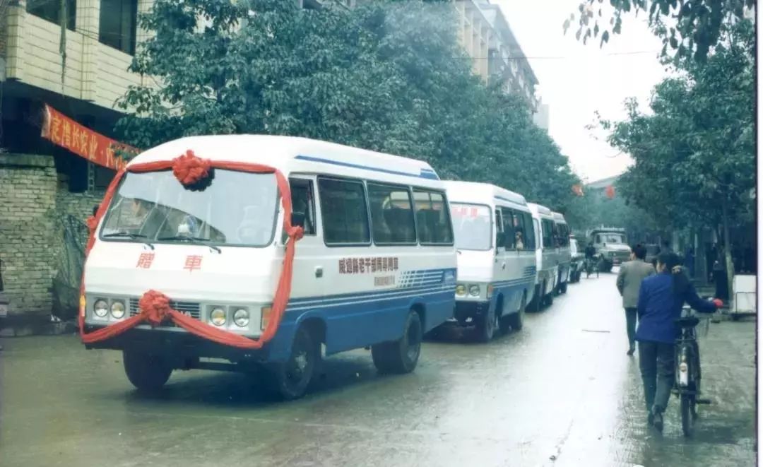 向县委老干局赠送"山花"客车