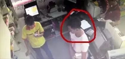 嫌天热,男子竟裸体加油,之后抢夺加油站商品!妻子:他没精神病