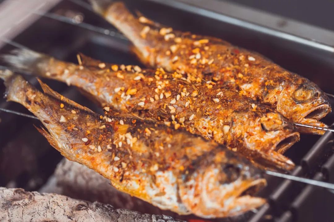 碳烤小黄鱼  小黄鱼小小的一条很易入口,外皮 被烤得焦香焦香的
