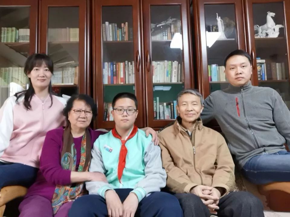 杨宇成同学从小就和爷爷,奶奶,爸爸,妈妈住在一起,一家人秉承成着"以