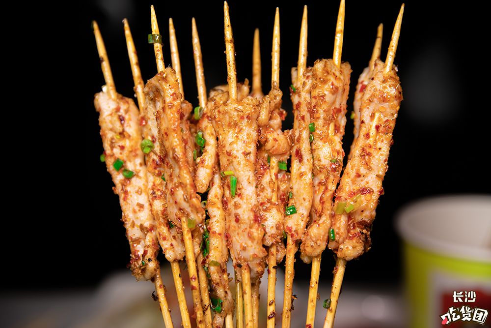 猪肉串入口香嫩,略带一丝甜味,在不经意间满足你的味蕾,食物也因此有