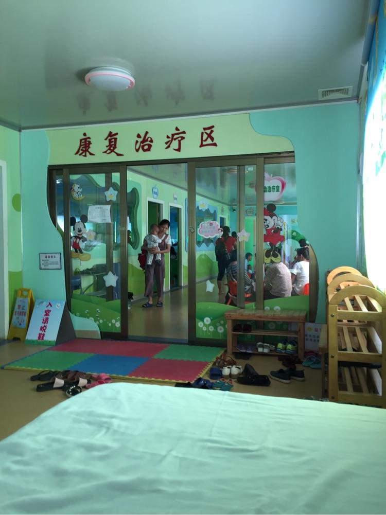                     原创            早产宝宝四个半月肌张力高，脖子后仰，斜视，拇指内扣