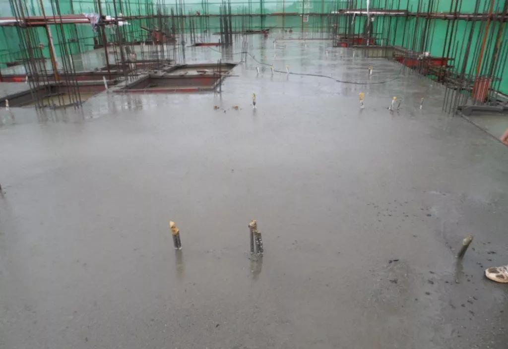案例一: 某住宅工程在浇筑楼板的时候,因下大雨未对现场刚浇的混凝土