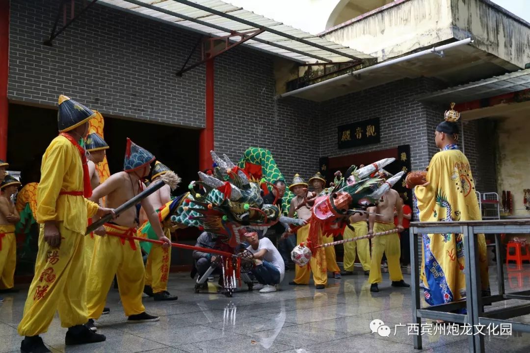 炸龙花絮来源:广西宾州炮龙文化园返回搜狐,查看更多