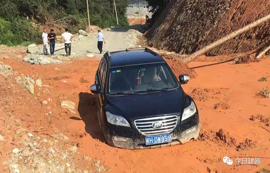 【正能量】建瓯市徐墩镇一村民车辆深陷泥潭,民警救助