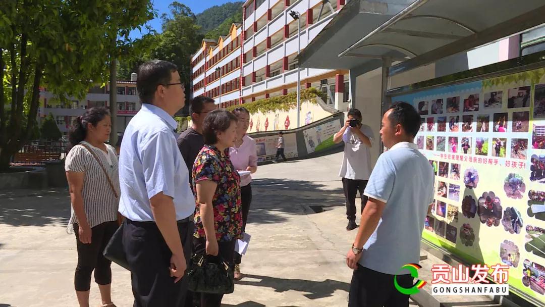 张秀慧一行还先后到贡山一中,省定民族完小,牛郎当小学以及双拉娃村