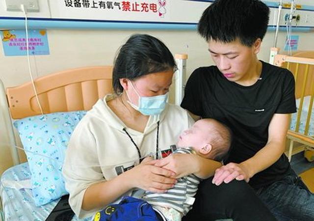                     原创            一岁宝宝误吞纽扣电池，送急诊后食管已感染，这张照片值得反省