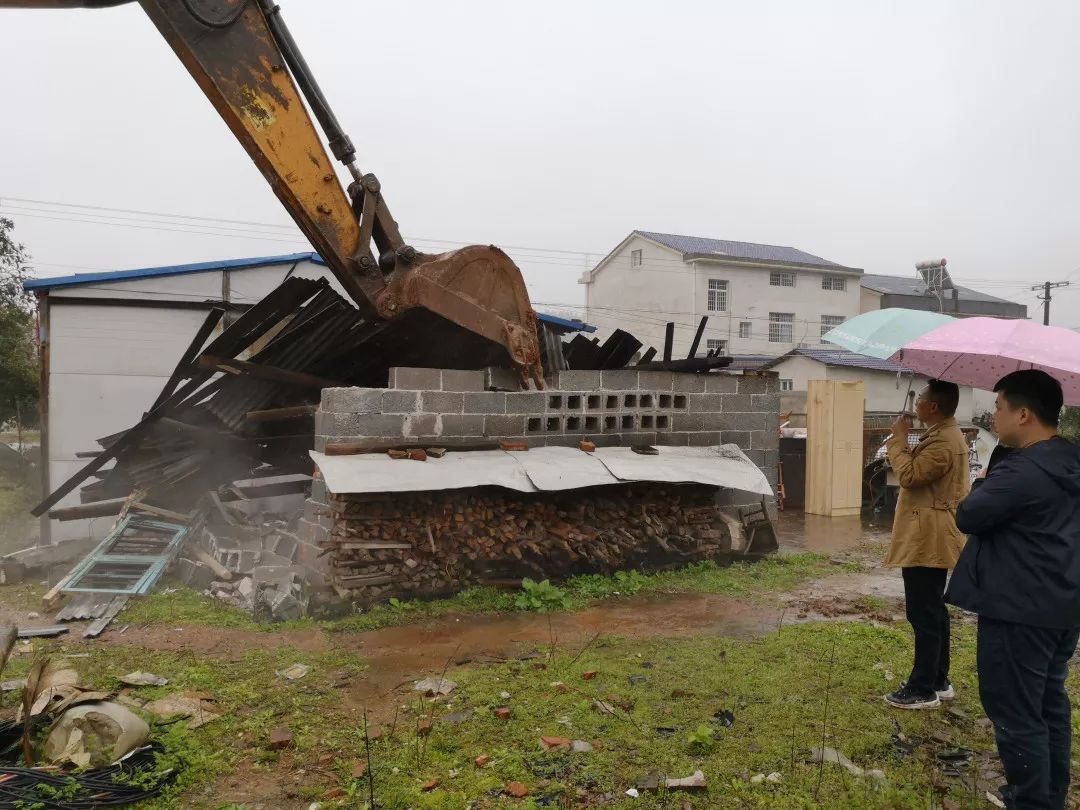 打出组合拳营造大气候拆出新天地三阳乡拆四房工作纪实