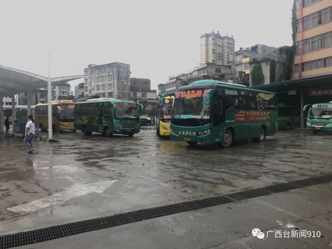 陆川汽车总站内,陆川至玉林专线车准备发车