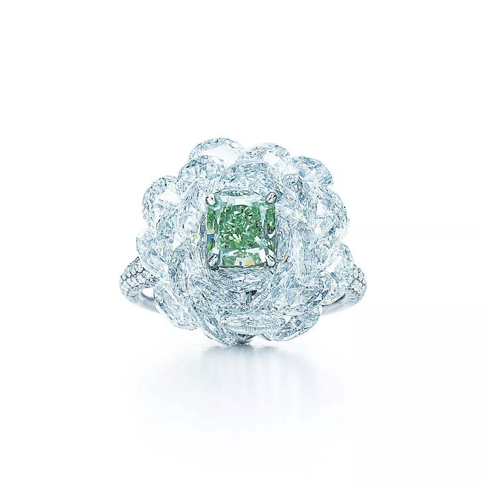 图片来源于网络)天然呈现绿色调的钻石非常稀少,部分 绿钻 只可能