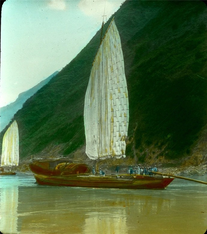 百年前的川江，号子不绝于耳，蒸汽轮远处驶来，岸边矗立着张飞庙