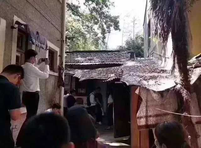 点击此处添加图片说明文字 房子昏暗狭小,墙面都已经发黑 据说房龄都
