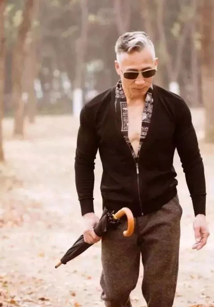 照片 就引来大批网友围观 自从火了之后 大爷就拍过很多运动和时尚