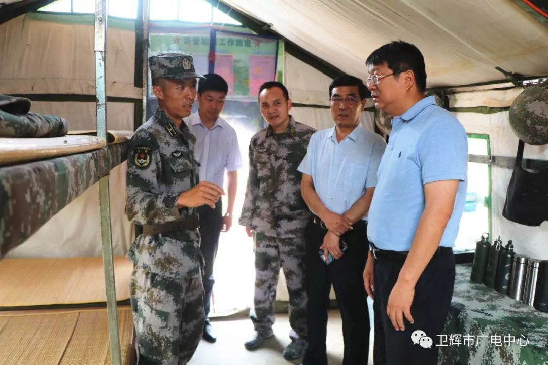 在秦窑训练基地,王清洲一行在部队首长陪同下参观了