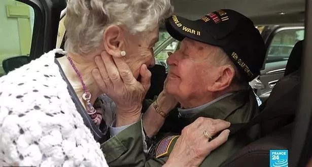 75年！97岁二战老兵和恋人再团聚