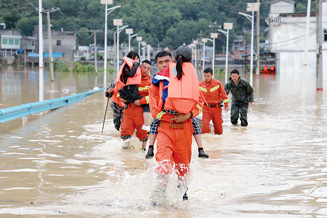 暴雨来袭 齐心救援