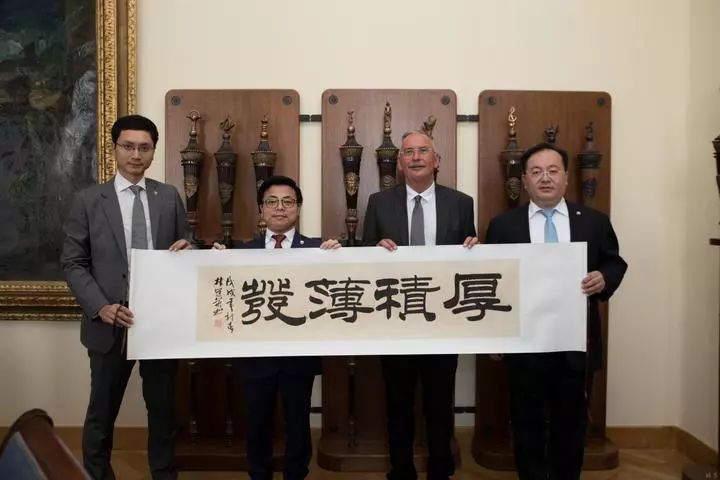 郭国雄向校长赠送书法作品郭国雄向德大校长赠送了福建著名书画家林