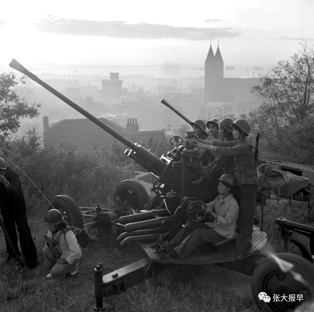 隋以进 展出作品之一《民兵高射炮阵地》(八十年代初)