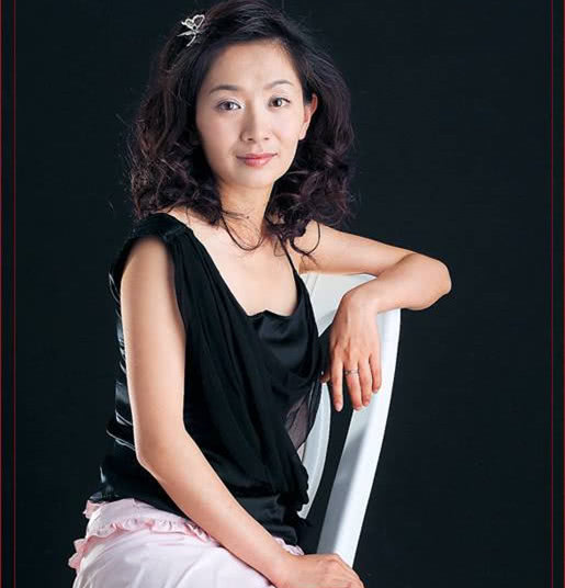 曾是北京台当家花旦,嫁大15岁教授幸福至今,与