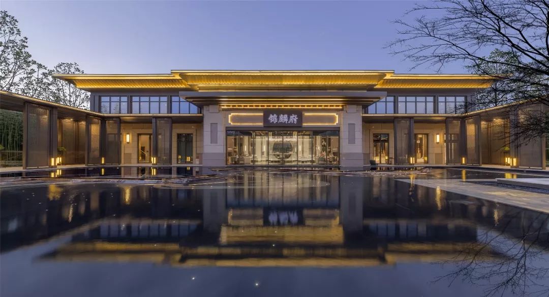 为了把"仪式感"和"烟火气"完美结合,锦麟府