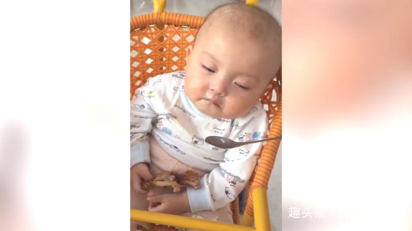                     萌娃手里拿着鸡腿，靠在椅子上打瞌睡，网友: 吃累了歇会再吃