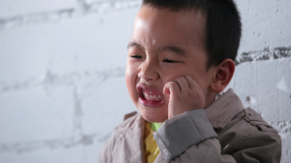 宝宝牙齿磕掉半块后,下面出现一小块肉怎么回