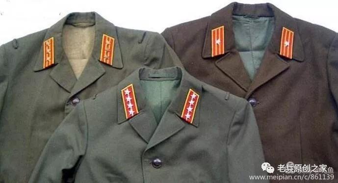 1955,1958式领章缀钉要求是:男女军服领章应钉于衣领端的正中间(领章