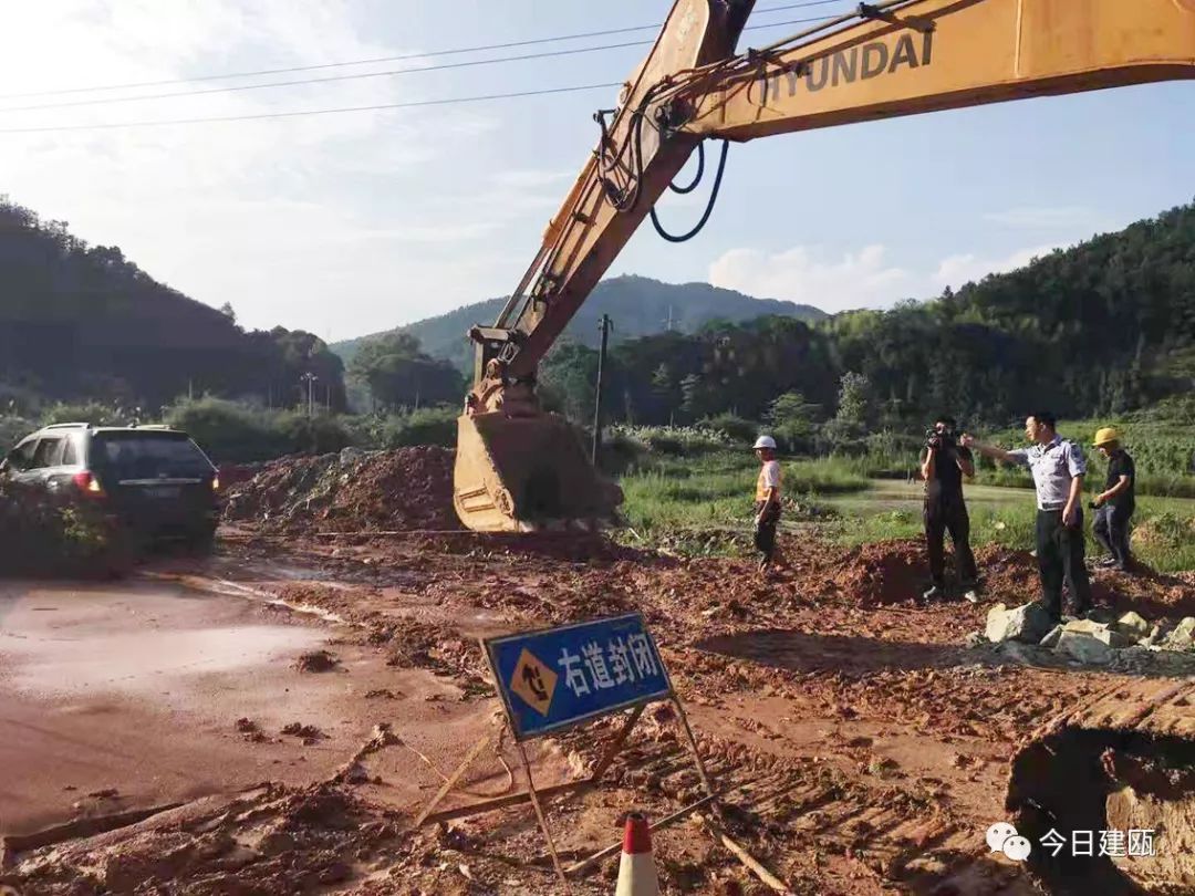 【正能量】建瓯市徐墩镇一村民车辆深陷泥潭,民警救助