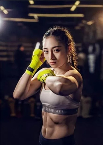 14年,在"武林风"联袂"昆仑诀"举办的wlf史上最强王者对决赛上,黄飞儿