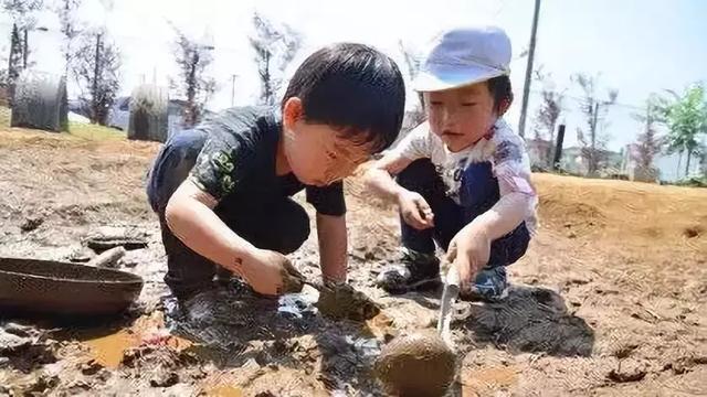 小小传承人:日本培养幼儿生存能力,踩泥巴幼儿园