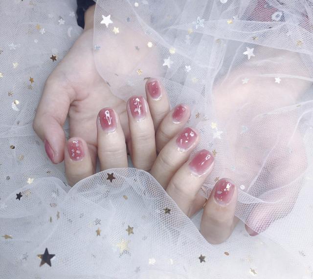 夏天就要换上blingbling的仙女系美甲,闪亮的指尖超迷人!